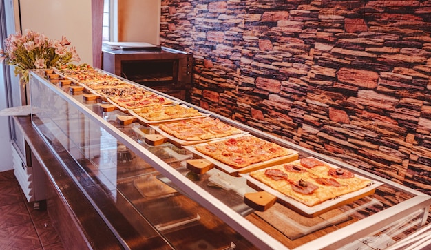 Fotografia de Pizza en una mesa de madera con components frescos, by Yuri Ugarte Cespedes