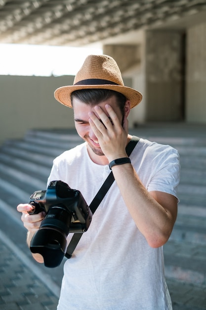 Fotografie lukt niet. professionele fotograaf lacht om een slechte foto. stomme toevallige fouten. werkproces concept