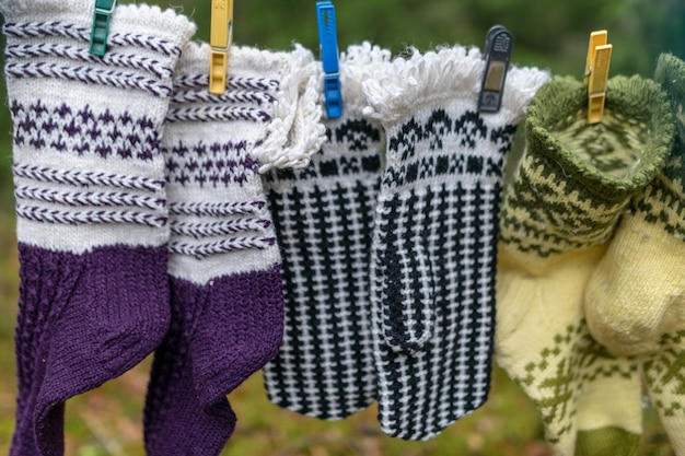 Foto fotografie met gebreide handschoenen handschoenen die aan een touw hangen handwerk concept breien als hobby