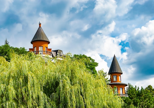 Fotografie op thema oud bakstenen kasteel met grote toren