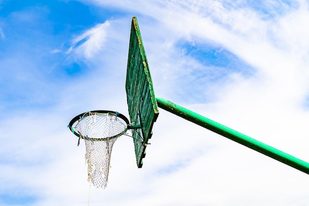 Fotografie op thema oude basketbalring van netto mand