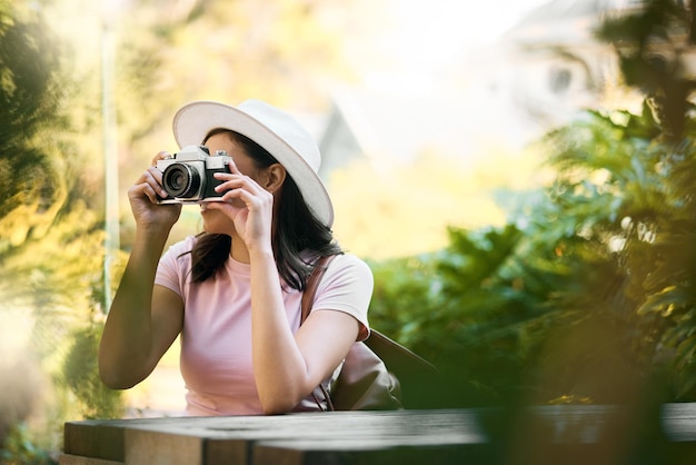 Fotografiegeheugen en vrouw met een camera in de natuur tijdens reizen in Singapore Vakantietoerisme en professionele ecologiefotograaf in een botanische tuin om de natuurlijke omgeving vast te leggen