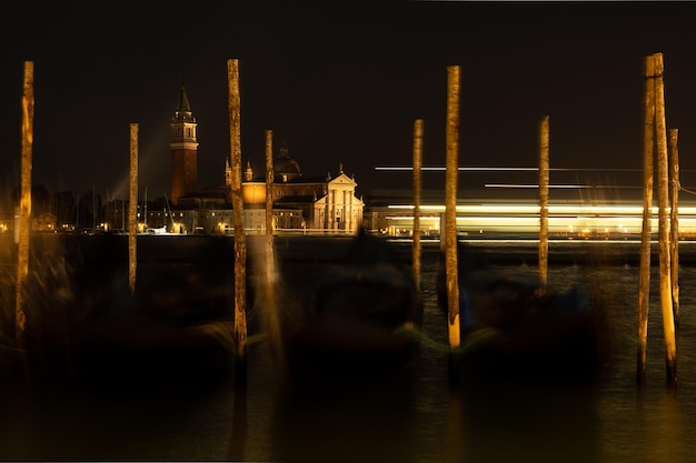 Fotografische opname van de basilica di san giorgio maggiore 's nachts