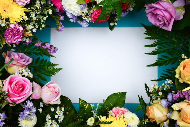 Fotolijsten gemaakt door bloemen Veel bloemen zijn mooi gerangschikt Het midden is wit papier dat op de tekst kan worden geplaatst