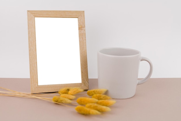 Fotolijstje op tafel met kopje en aartje