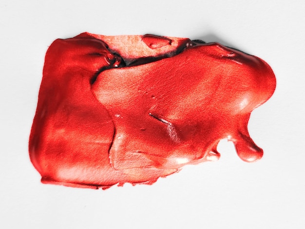 Foto fotomodel van rode penseelstreek op witte achtergrond