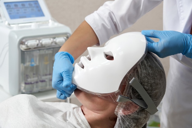 Fotonmasker gezondheid en schoonheid cosmetische procedure voor vrouwengezicht schoonheidslaboratorium geleid gezichtsmasker