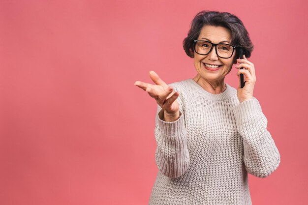 Foto fotoportret van een gelukkige senior volwassen vrouw met een grootmoeder van een mobiele telefoon die casual draagt