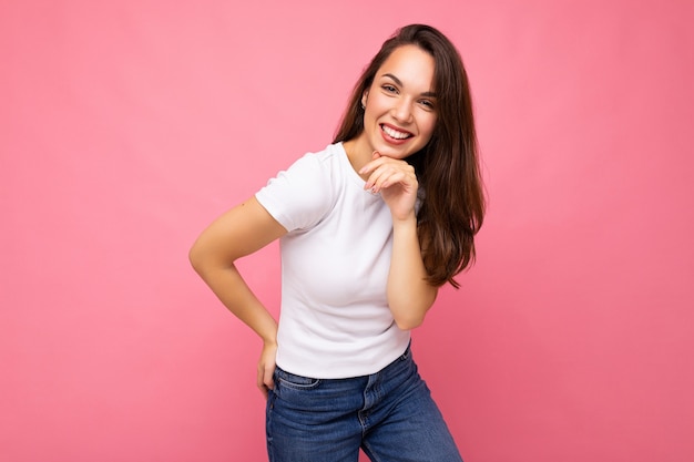 Fotoportret van jonge mooie glimlachende hipster donkerbruine vrouw in witte t-shirt met model sexy