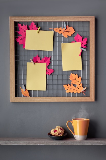 Fotorasterbord met paars papier Herfstbladeren, een bloem en papieren tekst "A voor de herfst