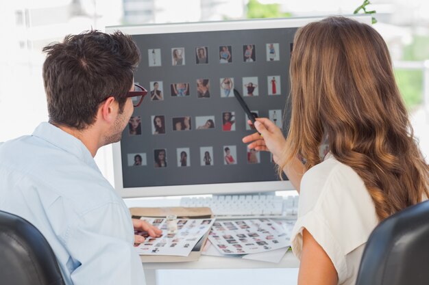 Fotoredacteur die op computer richten terwijl het werken aan computer