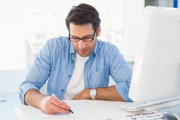 Fotoredacteur die op een document schrijft