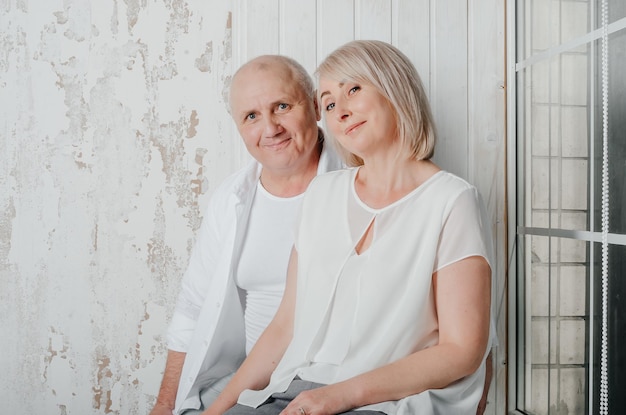 fotosessie van een man met zijn vrouw in een fotostudio