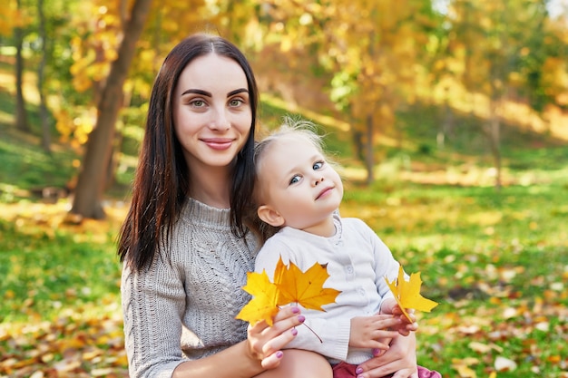 fotosessie van moeder met dochter in herfst park