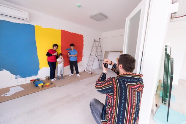 Fotoshoot met kindermodellen in de studio als nieuw modern huis