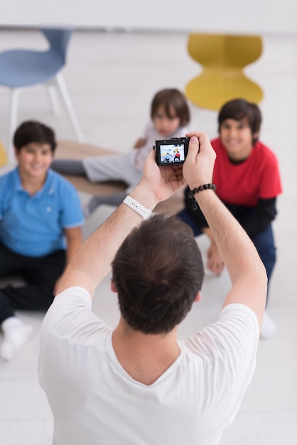 Fotoshoot met kindermodellen in de studio als nieuw modern huis