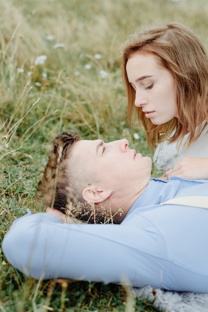 Fotoshoot van de bruid en bruidegom in de bergen. Boho-stijl trouwfoto.