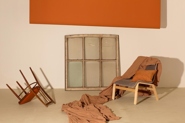 Fotostudio interieur in oranje kleuren met raamkozijn stoelen papier en textiel achtergronden