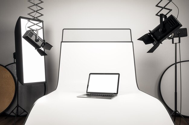 Foto fotostudio met lege laptop