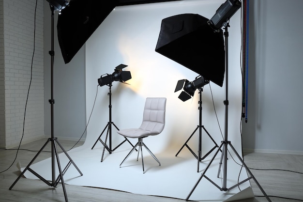 Fotostudio met modern interieur en verlichtingsapparatuur