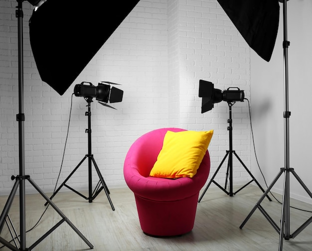 Fotostudio met modern interieur en verlichtingsapparatuur