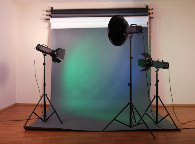 Fotostudio met verlichtingsapparatuur