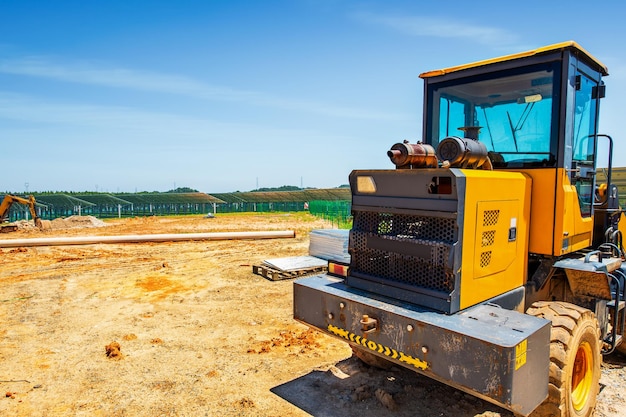 Fotovoltaïsch waterpaneel naast de bulldozer