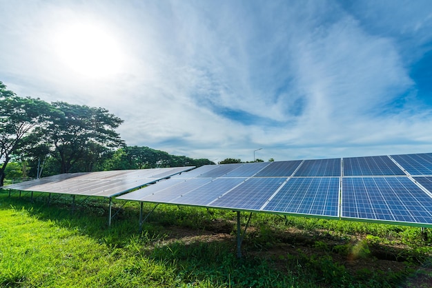 Fotovoltaïsch zonne-energiepaneel op dramatische zonsondergang blauwe hemelachtergrond groen schoon Alternatief energieconcept