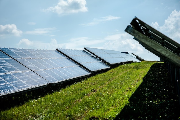 fotovoltaïsch zonne-energiepaneel op hemelachtergrond groen schoon Alternatief energieconcept