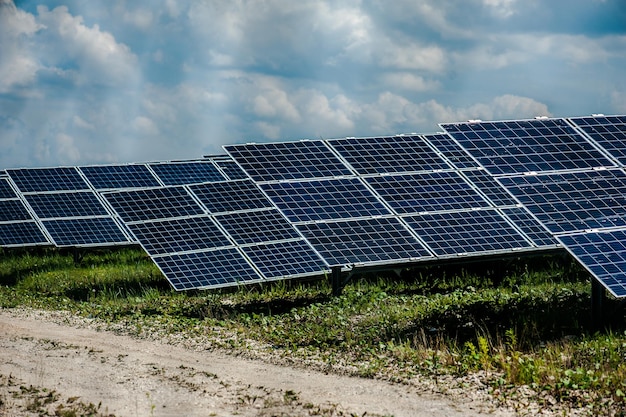 fotovoltaïsch zonne-energiepaneel op hemelachtergrond groen schoon Alternatief energieconcept