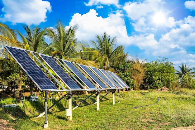 Fotovoltaïsch zonne-energiepaneel voor landbouw in een landelijke huizengebied Agrarische velden blauwe hemelachtergrondAgro-industrie van huishouden Landelijke stijl in Thailand slimme boerderij alternatieve schone energie