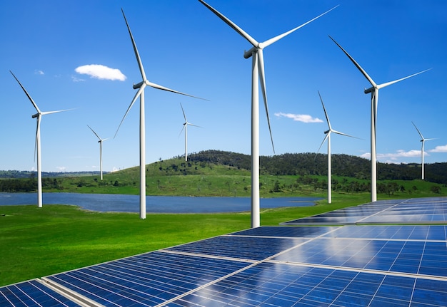 Fotovoltaïsche cel van het zonne-energiepaneel en de stroomgenerator van het windturbinelandbouwbedrijf in aardlandschap