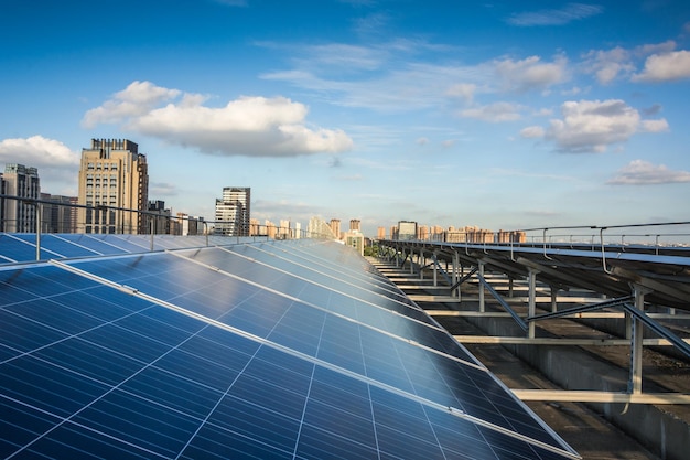 Fotovoltaïsche panelen voor stadsachtergrond