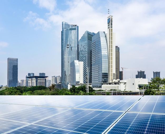 Fotovoltaïsche panelen voor stadsachtergrond