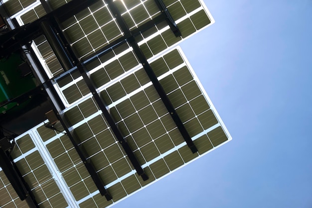 Fotovoltaïsche zonnepanelen gemonteerd op een metalen frame voor het produceren van schone ecologische elektrische energie hernieuwbare elektriciteit met nul-emissieconcept