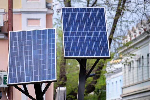 Fotovoltaïsche zonnepanelen gemonteerd op stadsstraatpaal voor elektriciteitsvoorziening van straatverlichting en bewakingscamera's