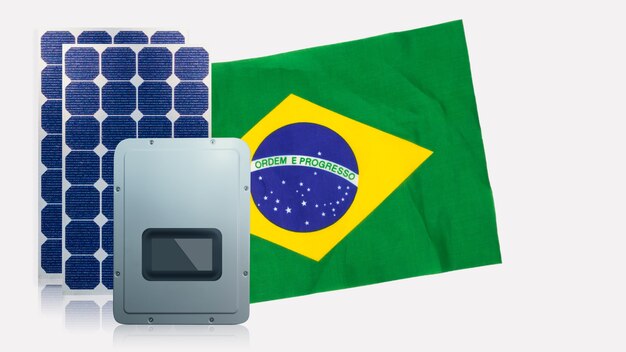 Fotovoltaïsche zonnepanelen, inversor en brazilië vlag geïsoleerd op een witte achtergrond. ruimte voor tekst