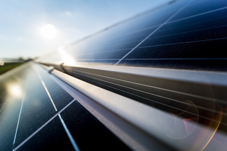 Foto fotovoltaïsche zonnepanelen op blauwe hemelachtergrond