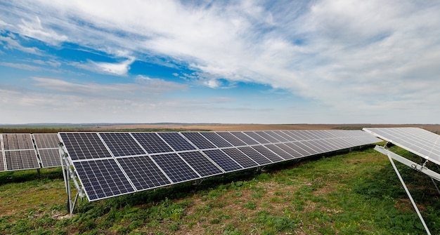 Fotovoltaïsche zonnepanelen op een veld