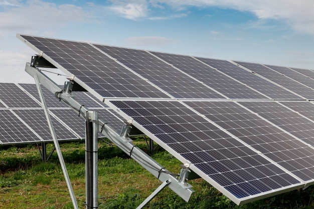 Fotovoltaïsche zonnepanelen op een veld