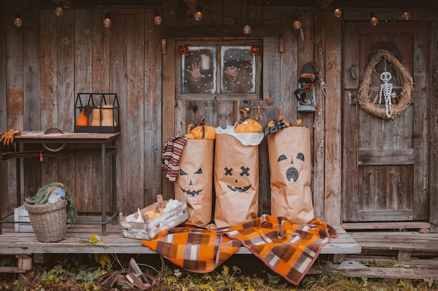 Fotozone voor Halloween met feestelijke handgemaakte parafernalia Kraft papieren zakken beschilderd met Jack pompoen grimas monsters decoraties voor Halloween