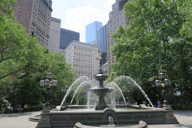 Photo fountain against buildings in city