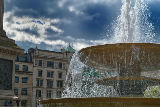 Fontana contro il cielo