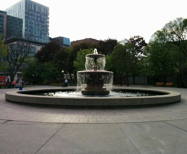 Photo fountain in city against clear sky