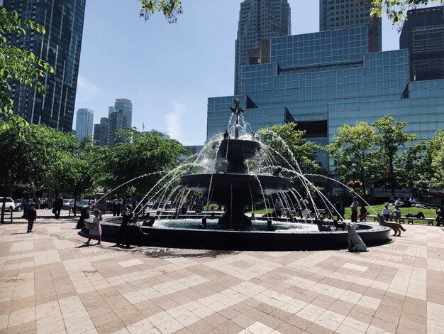 Photo fountain in city against sky