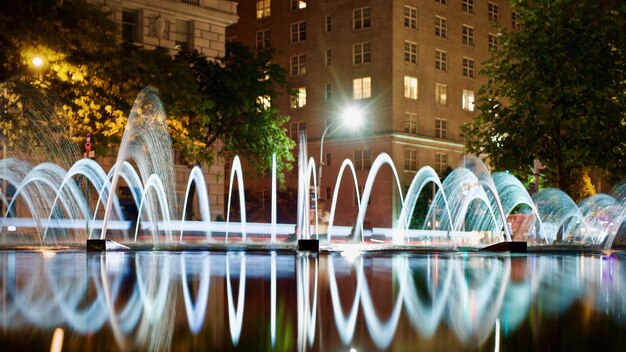 Photo fountain in city at night