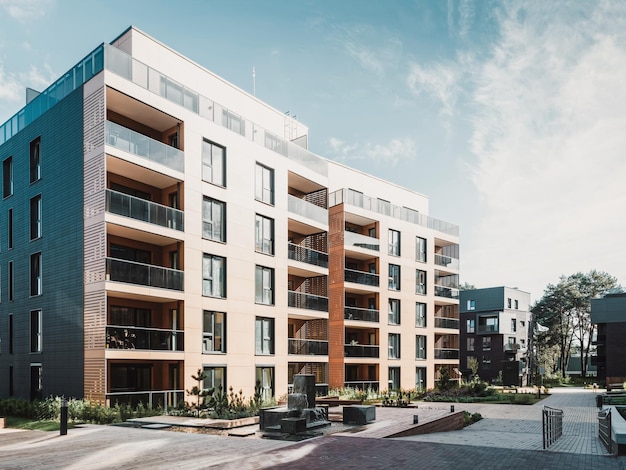 Photo fountain at complex of apartment residential buildings quarter. and outdoor facilities.