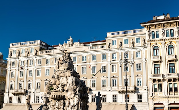 Photo fountain of the four continents on piazza unita d'italia in trieste