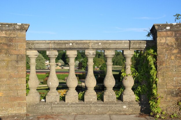 Fontana di fronte all'edificio contro il cielo