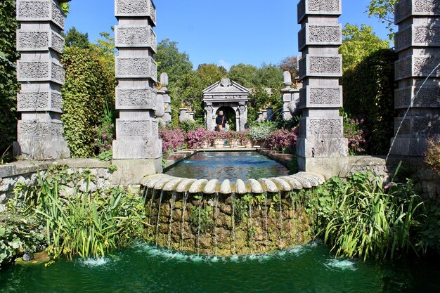 Photo fountain in front of building